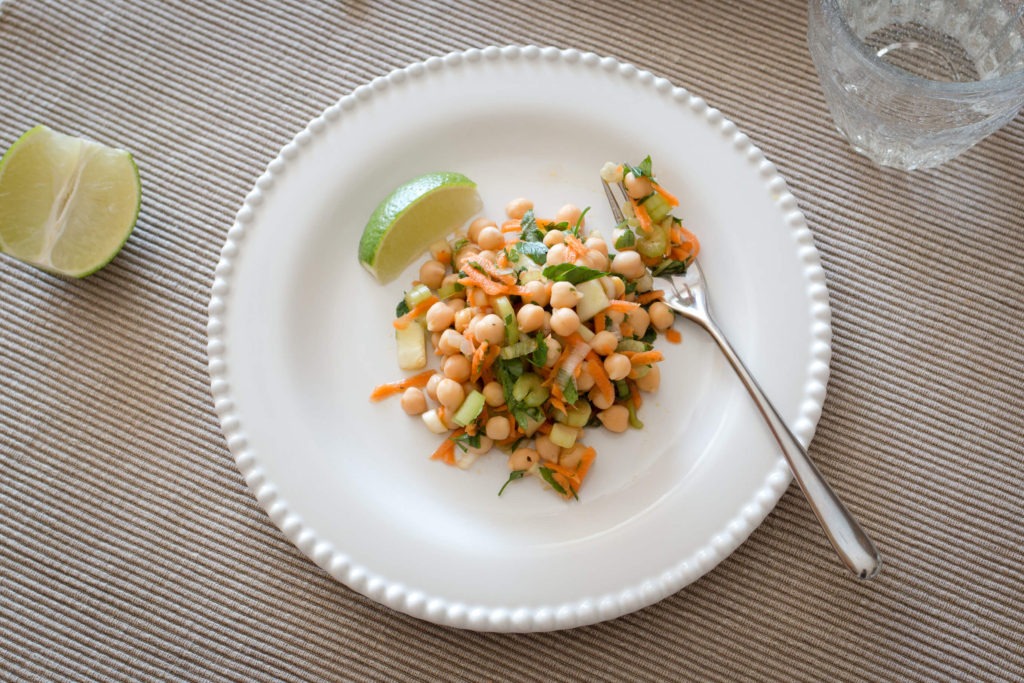Salada de grão com cenoura e ervas