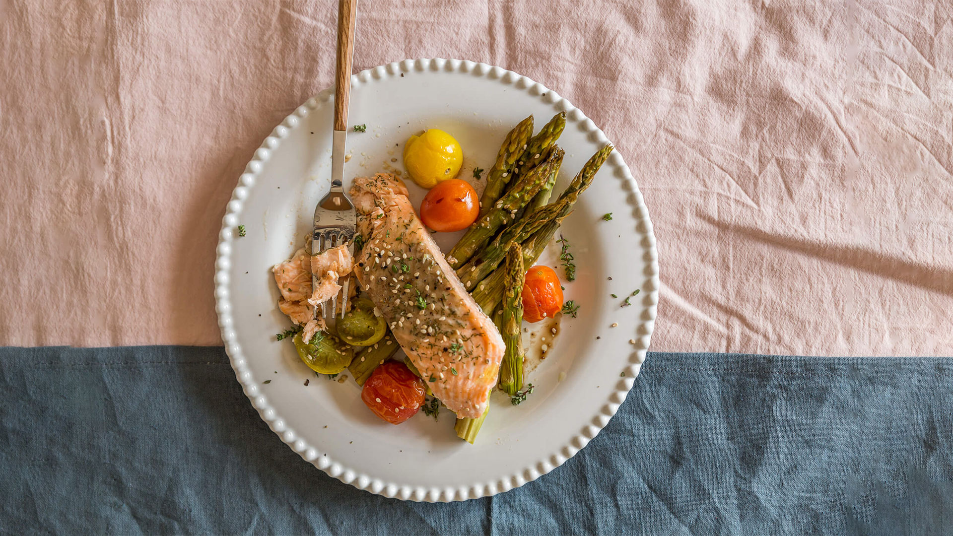 Salmon with Asparagus and Cherry Tomatoes: fast & easy dinner